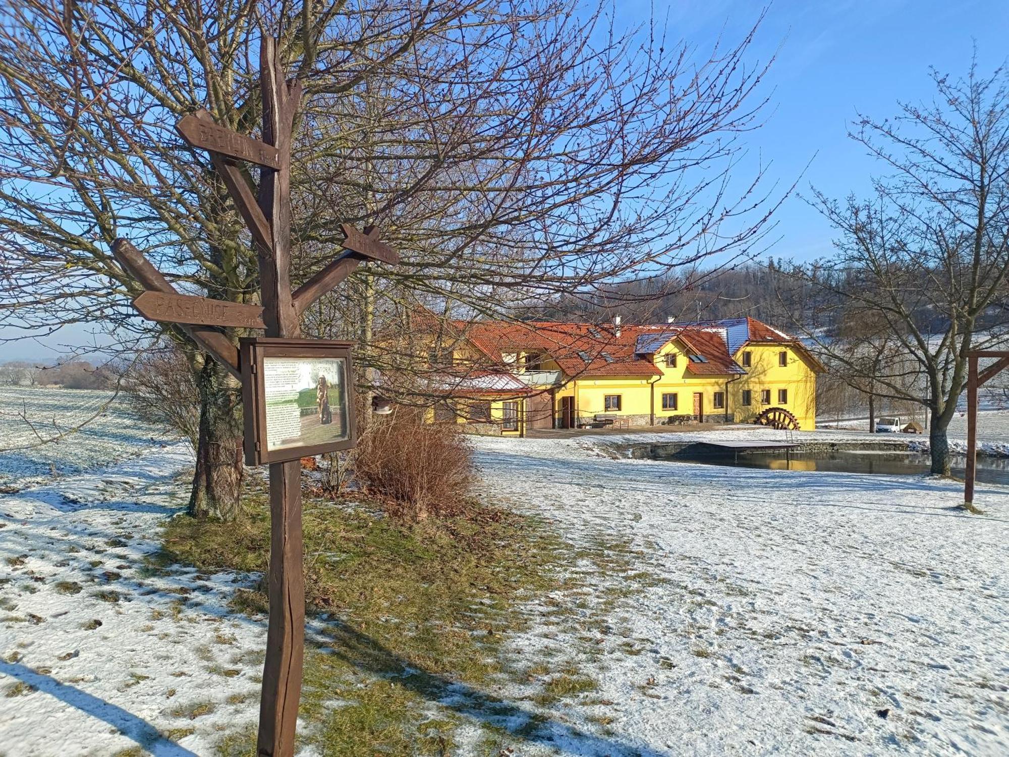 Podvesky Mlyn Hotel Tlumacov Exterior photo